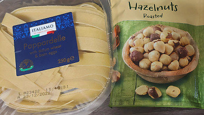 Pappardelle se špenátem, kuřetem, parmazánem a oříšky