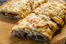 Jablkový závin s ořechy a brusinkami