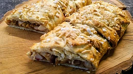 Jablkový závin s ořechy a brusinkami v rumu