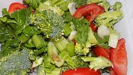 Kuřecí křidélka na zelenině