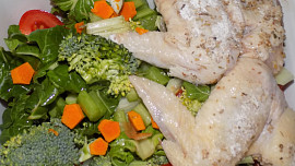 Kuřecí křidélka na zelenině