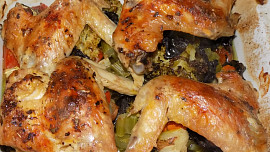 Kuřecí křidélka na zelenině