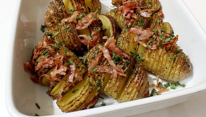 Pečené brambory Hasselback, Navrchu je opečená slanina na proužky, cca 4 mniuty na pánvi.
