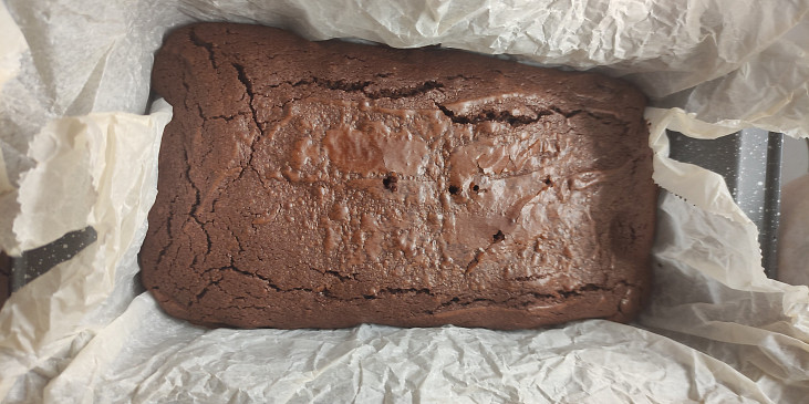 Brownies s polotekutým vnitřkem (Brownies čerstvě vytažené z trouby)