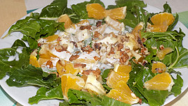 Mangoldový salát s pomerančem a ořechy