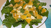 Mangoldový salát s pomerančem a ořechy