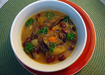 Polévka s červenými fazolemi a sušenými houbami