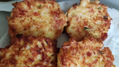 Barevné květákové placičky s  uzeným sýrem a kořenovou zeleninou