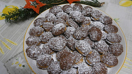 Cukroví - plněné ořechy