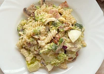 Těstovinový salát s brokolicí, slaninou a dresinkem