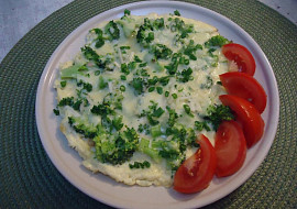 Brokolicová pánev se šunkou, vejci a sýry