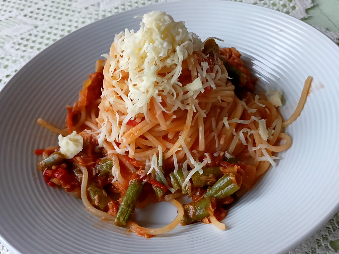 Špagety se zeleninou a tuňákem