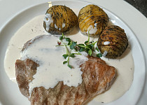 Steak s omáčkou z pečeného česneku a brambory v popelu