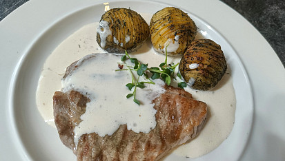 Steak s omáčkou z pečeného česneku a brambory v popelu