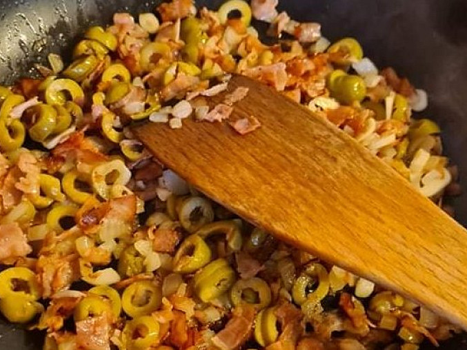 Špagety se slaninou, olivami a sýrem