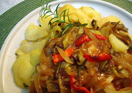Krkovička pečená na bramborách a zelenině