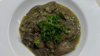 Kuřecí játra na červené cibuli