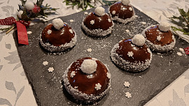 Vánoční čokoládové dortíky s malinovým želé