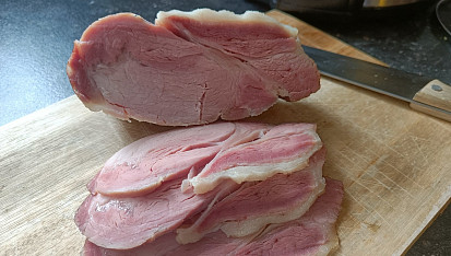 Domácí šunka od kosti z pomalého hrnce