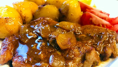 Marinovaná žebírka pečená s bramborami