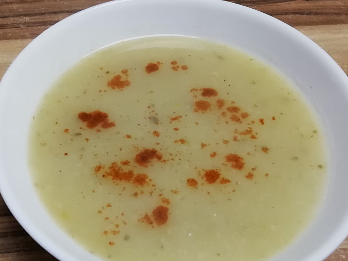 Low carb polévka ze světlé zeleniny
