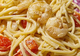 Špagety s krevetami, smetanou a rajčátky
