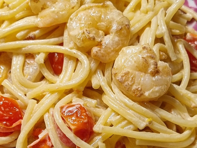 Špagety s krevetami, smetanou a rajčátky