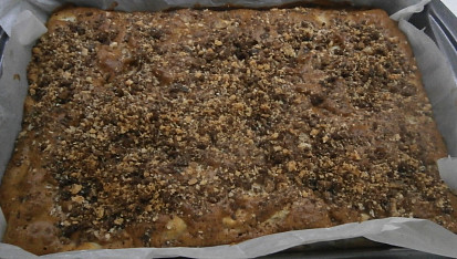 Jablečný moučník, tady jsem použila na posypání rozemleté cukroví