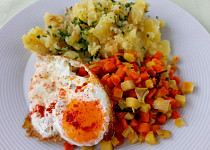 Dušená zelenina, šťouchané brambory a volské oko