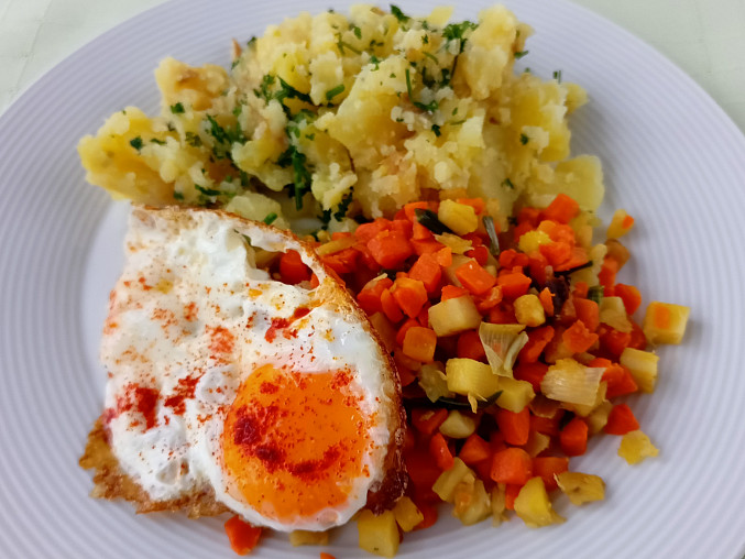 Dušená zelenina, šťouchané brambory a volské oko