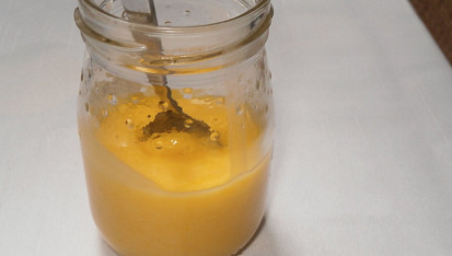 Lemon curd nenáročný, do rána krásně zatuhl, i lžička v něm stojí