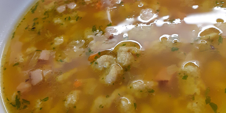 Česneková polévka s drožďovými nočky