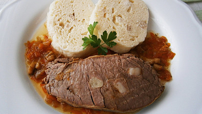 Hovězí krk špikovaný slaninou a česnekem