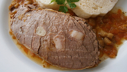 Hovězí krk špikovaný slaninou a česnekem
