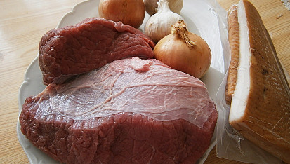 Hovězí krk špikovaný slaninou a česnekem