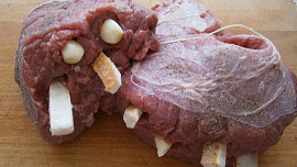 Hovězí krk špikovaný slaninou a česnekem