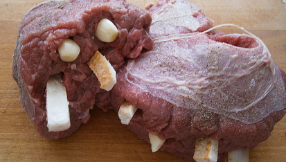 Hovězí krk špikovaný slaninou a česnekem