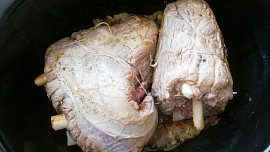 Hovězí krk špikovaný slaninou a česnekem