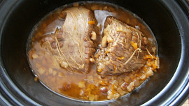 Hovězí krk špikovaný slaninou a česnekem