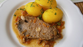 Hovězí krk špikovaný slaninou a česnekem