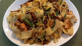 Pappardelle s kuřecím masem, cuketou a sušenými rajčaty
