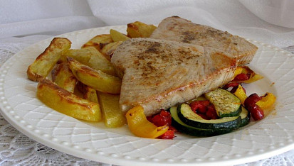 Tuňák s grilovanou zeleninou a pečenými bramborami, Tuňák s grilovanou zeleninou  a pečeným bramborem