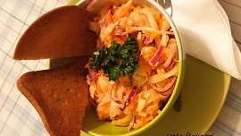 Coleslaw salát s topinkami