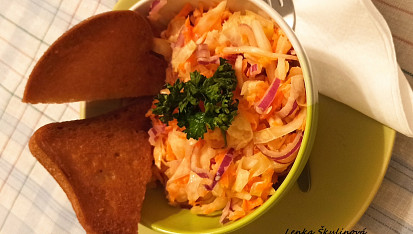 Coleslaw salát s topinkami