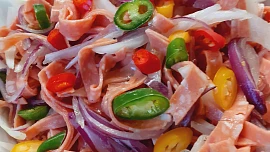 Jednoduchý Gothaj s cibulí a chilli papričkami