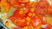 Těstoviny s kuřecím masem v rajčatové omáčce