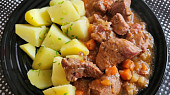 Vepřové kostky na víně se zeleninou a slaninou