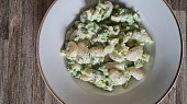 Gnocchi s brokolicí, nivou a zakysanou smetanou