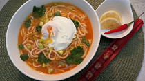 Ostrá asijská polévka s nudlemi a zastřeným vejcem