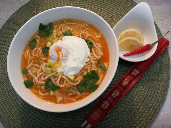 Ostrá asijská polévka s nudlemi a zastřeným vejcem